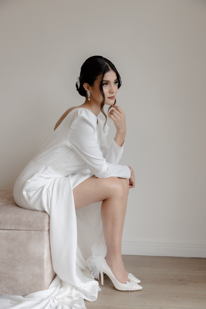 zapatillas de novia stiletto con aplicacion de encaje y  moño en la parte trasera de tul de seda