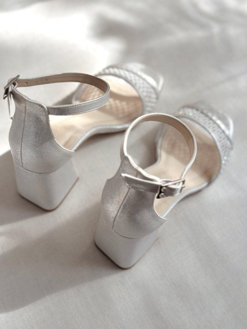 zapatllas de novia con strap delantero e incrustacion de cristales plata