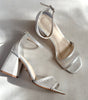 zapatllas de novia con strap delantero e incrustacion de cristales plata