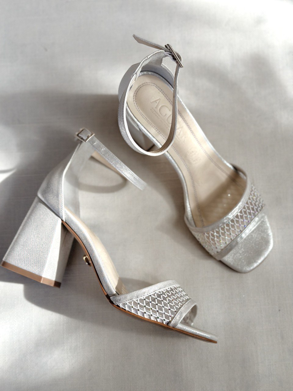 zapatllas de novia con strap delantero e incrustacion de cristales plata