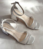 zapatllas de novia con strap delantero e incrustacion de cristales plata