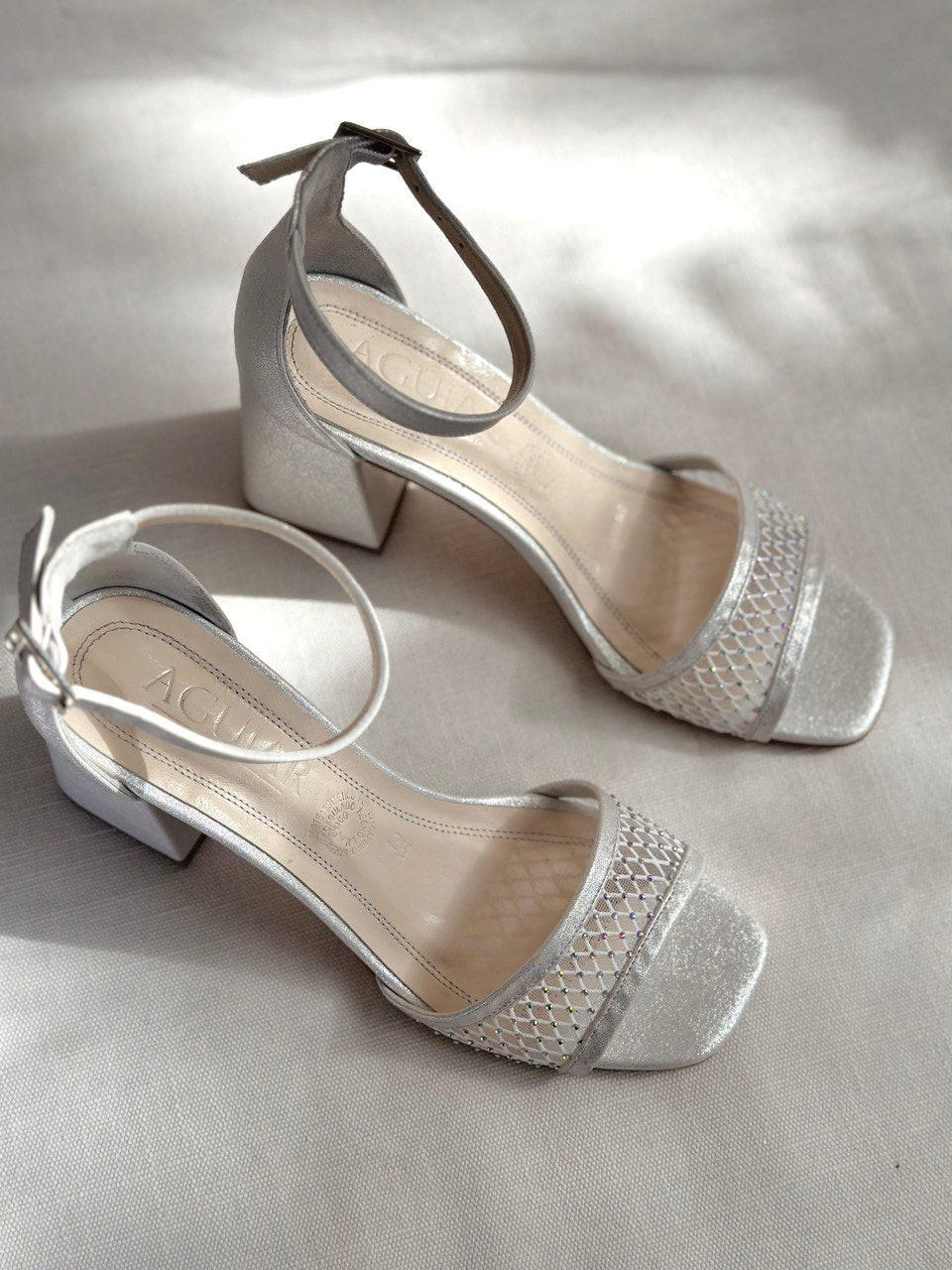 zapatllas de novia con strap delantero e incrustacion de cristales plata
