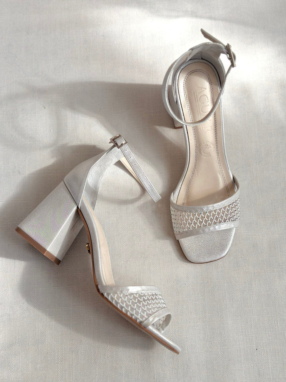 zapatllas de novia con strap delantero e incrustacion de cristales plata