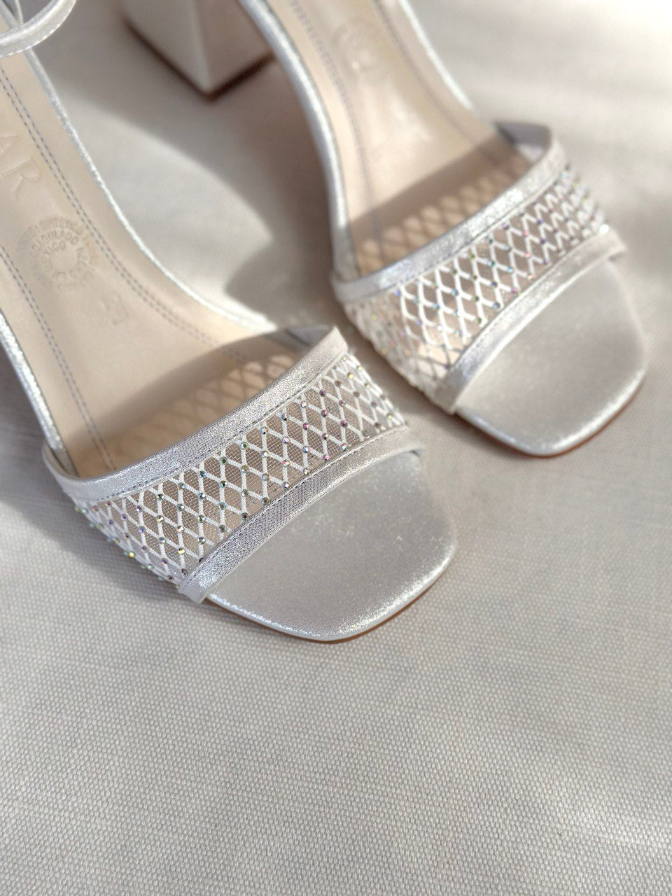 zapatllas de novia con strap delantero e incrustacion de cristales 