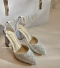 zapatillas de novia de punta aguda con aplicacion de lentejuela y perla azul