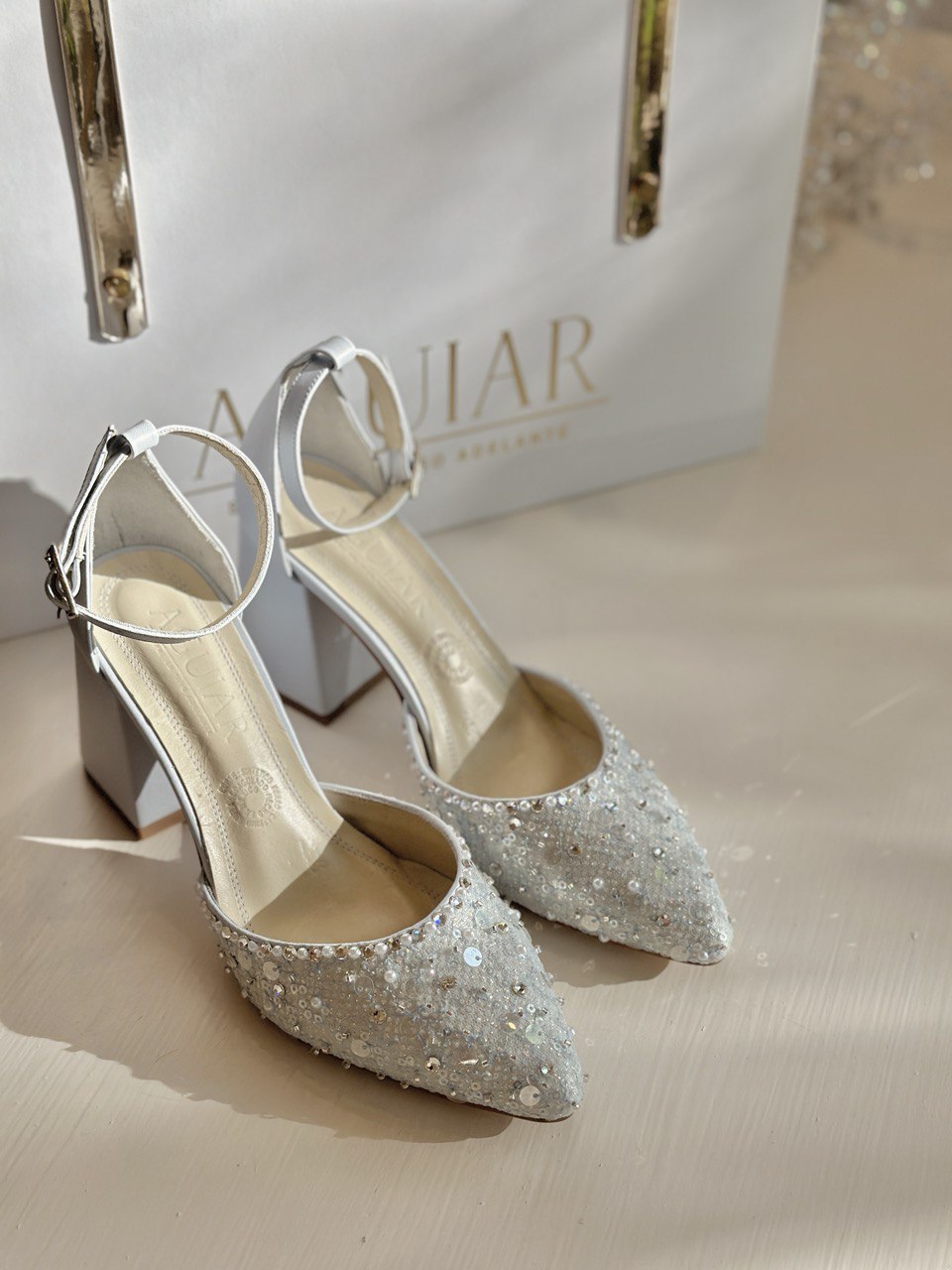 zapatillas de novia de punta aguda con aplicacion de lentejuela y perla azul