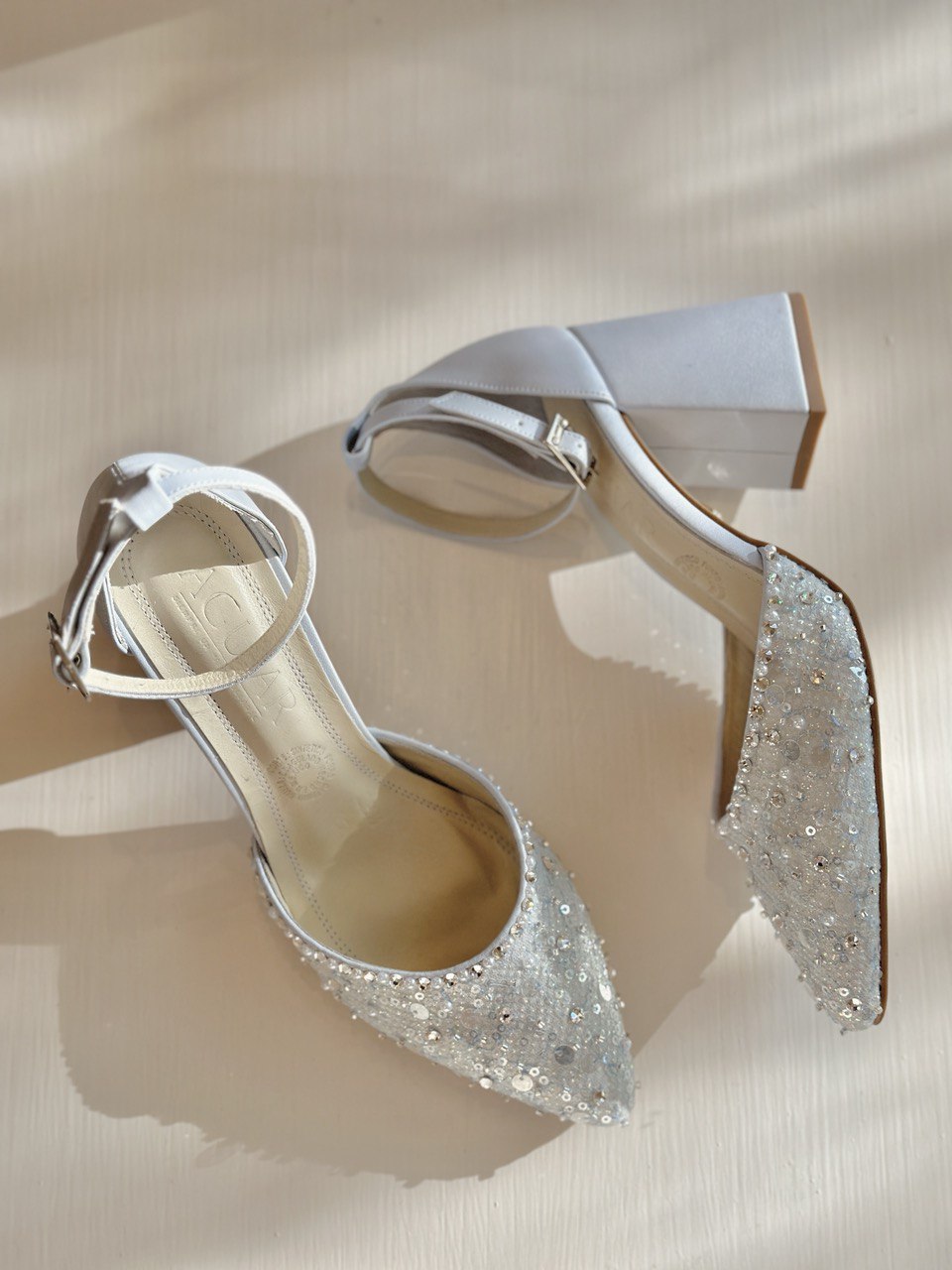 zapatillas de novia de punta aguda con aplicacion de lentejuela y perla azul