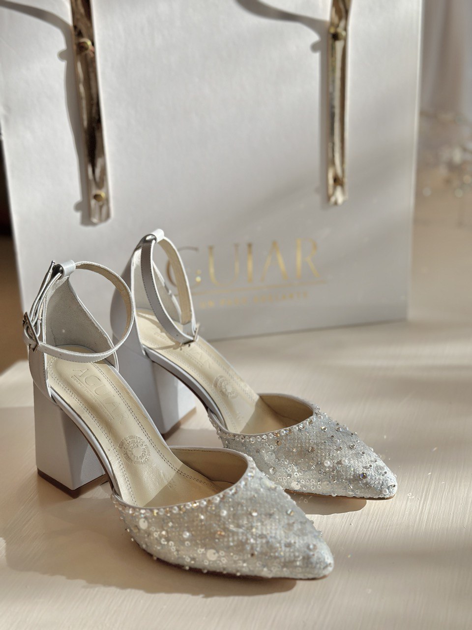 zapatillas de novia de punta aguda con aplicacion de lentejuela y perla azul