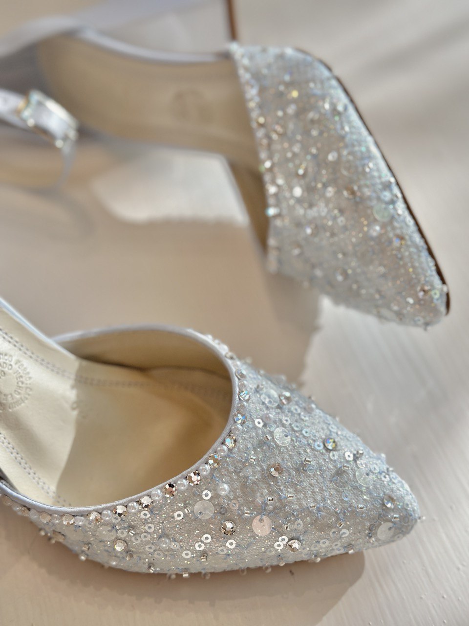 zapatillas de novia de punta aguda con aplicacion de lentejuela y perla azul