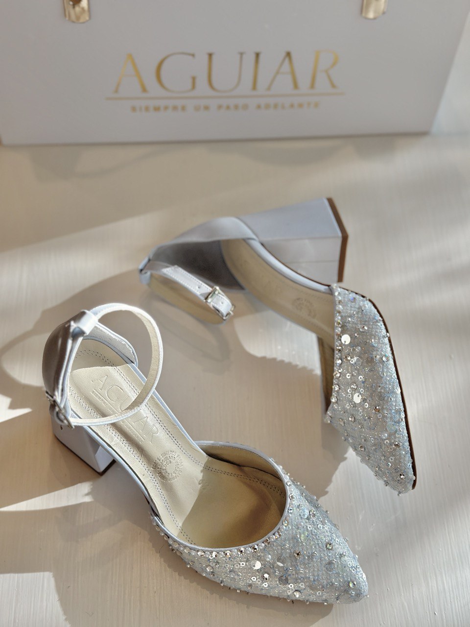 zapatillas de novia de punta aguda con aplicacion de lentejuela y perla azul