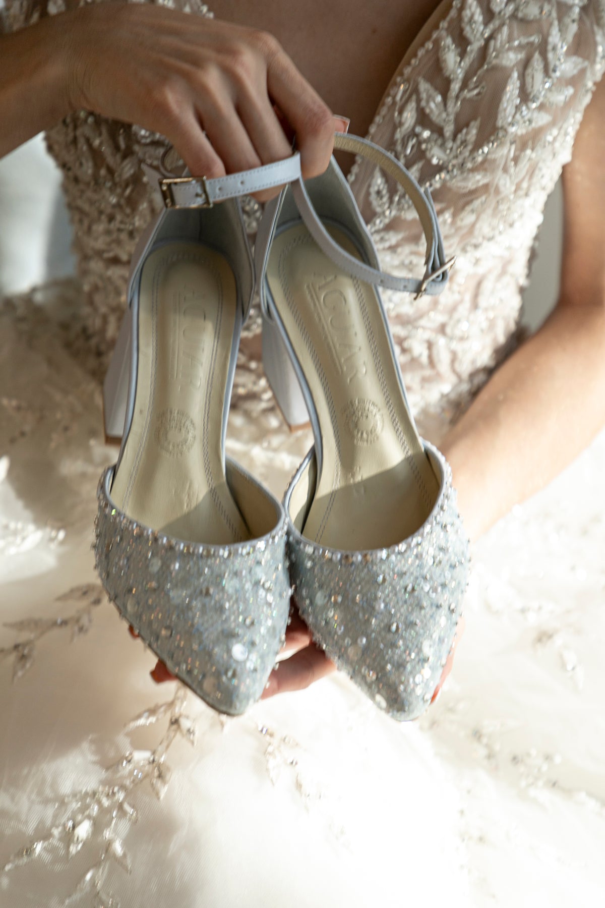 zapatillas de novia de punta aguda con aplicacion de lentejuela y perla azul