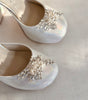 Zapatillas de novia con un tacón ancho y una correa gruesa, decoradas con cristal austriaco y perla bordada en su parte delantera y trasera.