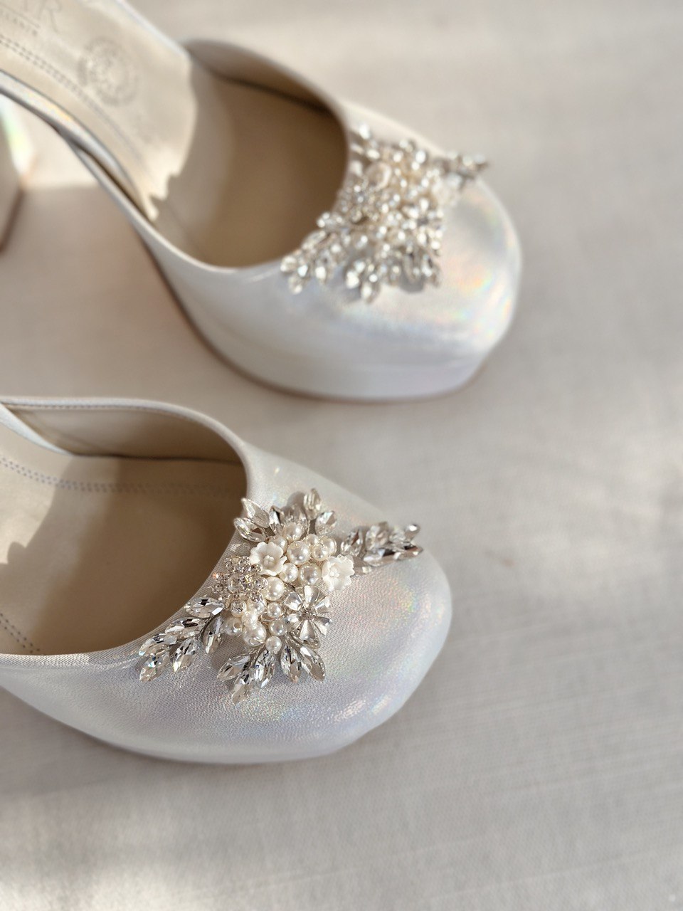 Zapatillas de novia con un tacón ancho y una correa gruesa, decoradas con cristal austriaco y perla bordada en su parte delantera y trasera.