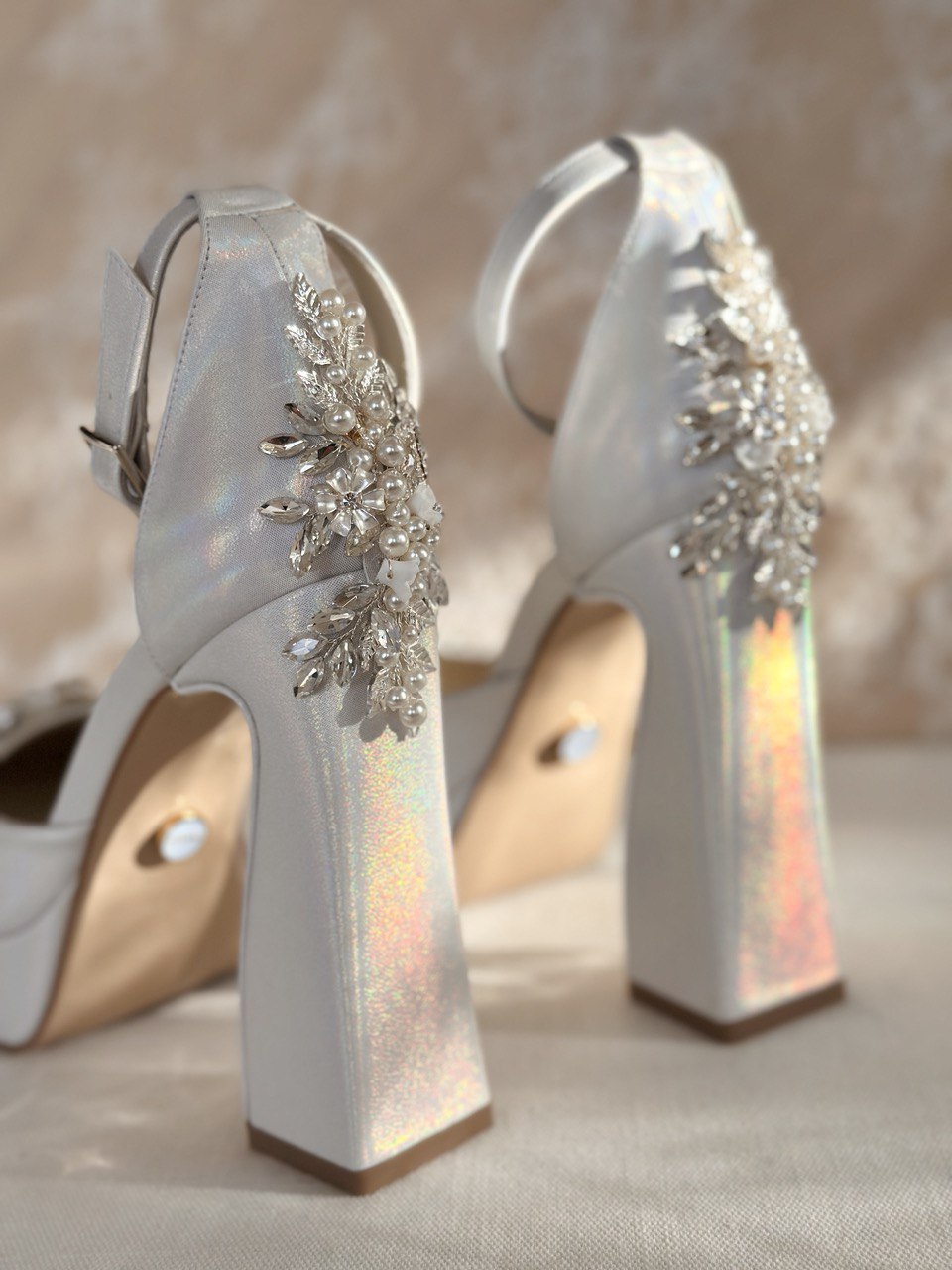 Zapatillas de novia con un tacón ancho y una correa gruesa, decoradas con cristal austriaco y perla bordada en su parte delantera y trasera.
