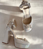 Zapatillas de novia con un tacón ancho y una correa gruesa, decoradas con cristal austriaco y perla bordada en su parte delantera y trasera.