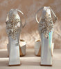 Zapatillas de novia con un tacón ancho y una correa gruesa, decoradas con cristal austriaco y perla bordada en su parte delantera y trasera.