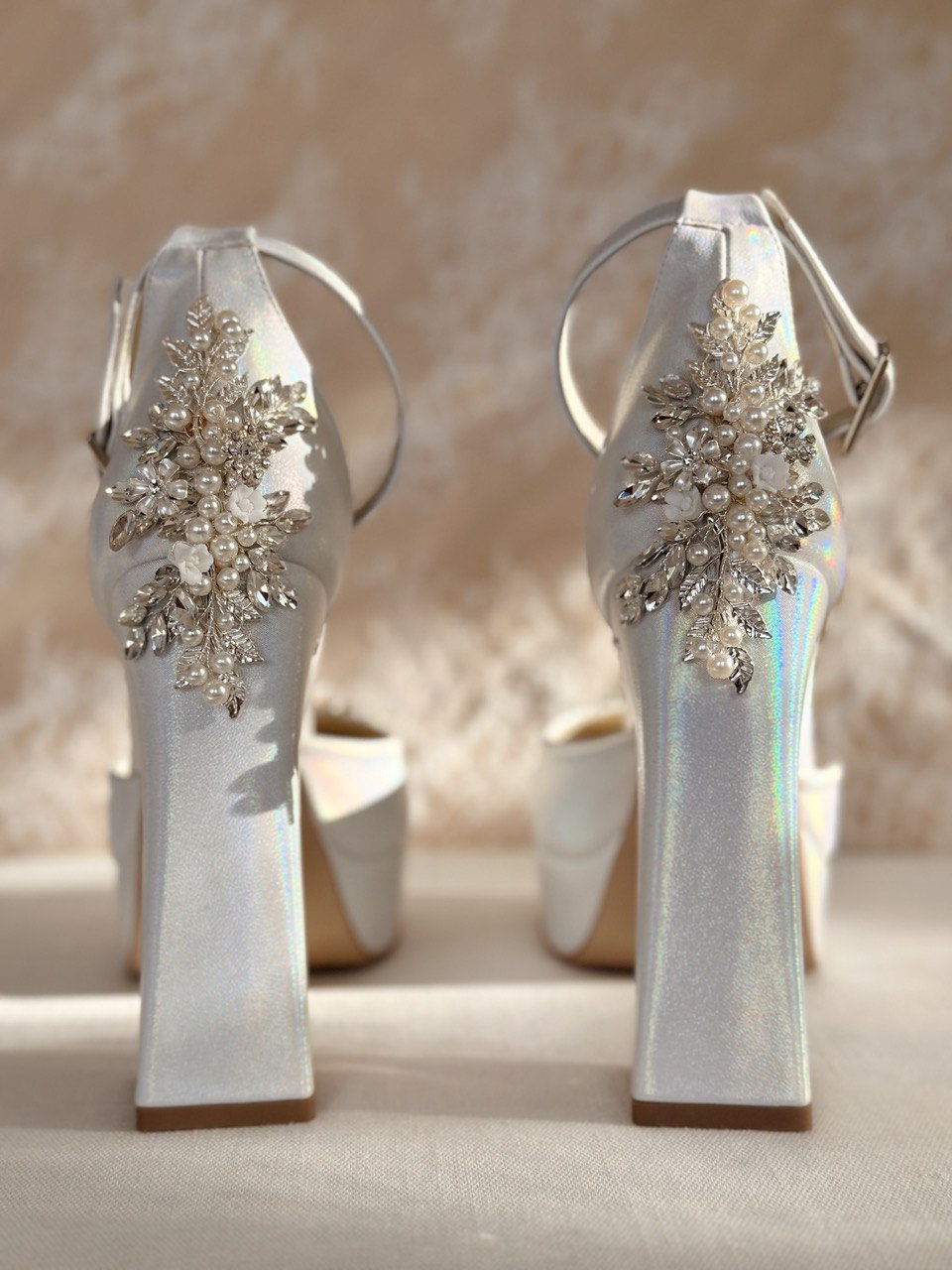Zapatillas de novia con un tacón ancho y una correa gruesa, decoradas con cristal austriaco y perla bordada en su parte delantera y trasera.