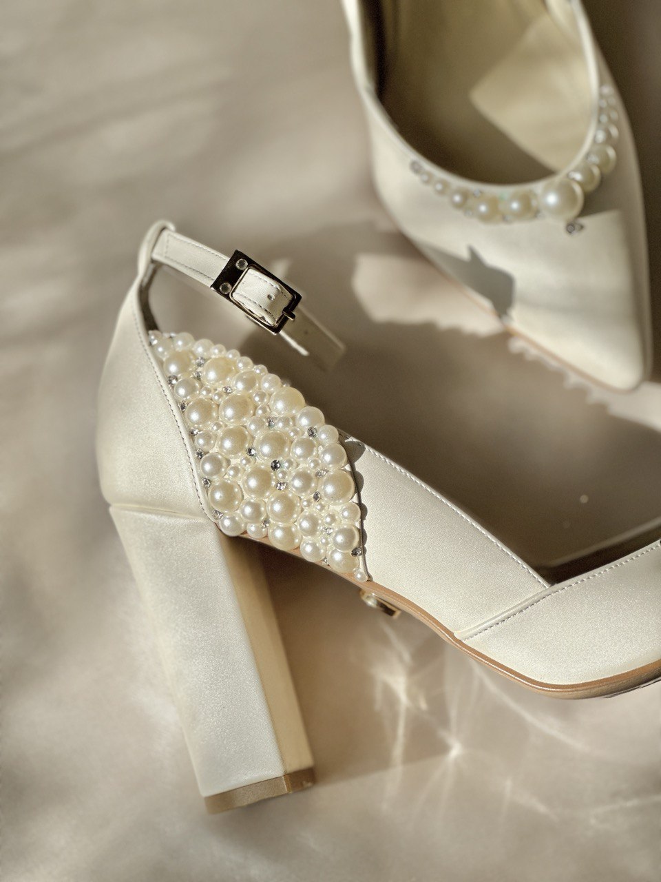 zapatillas de novia ivory en punta aguda con aplicacion de perlas 
