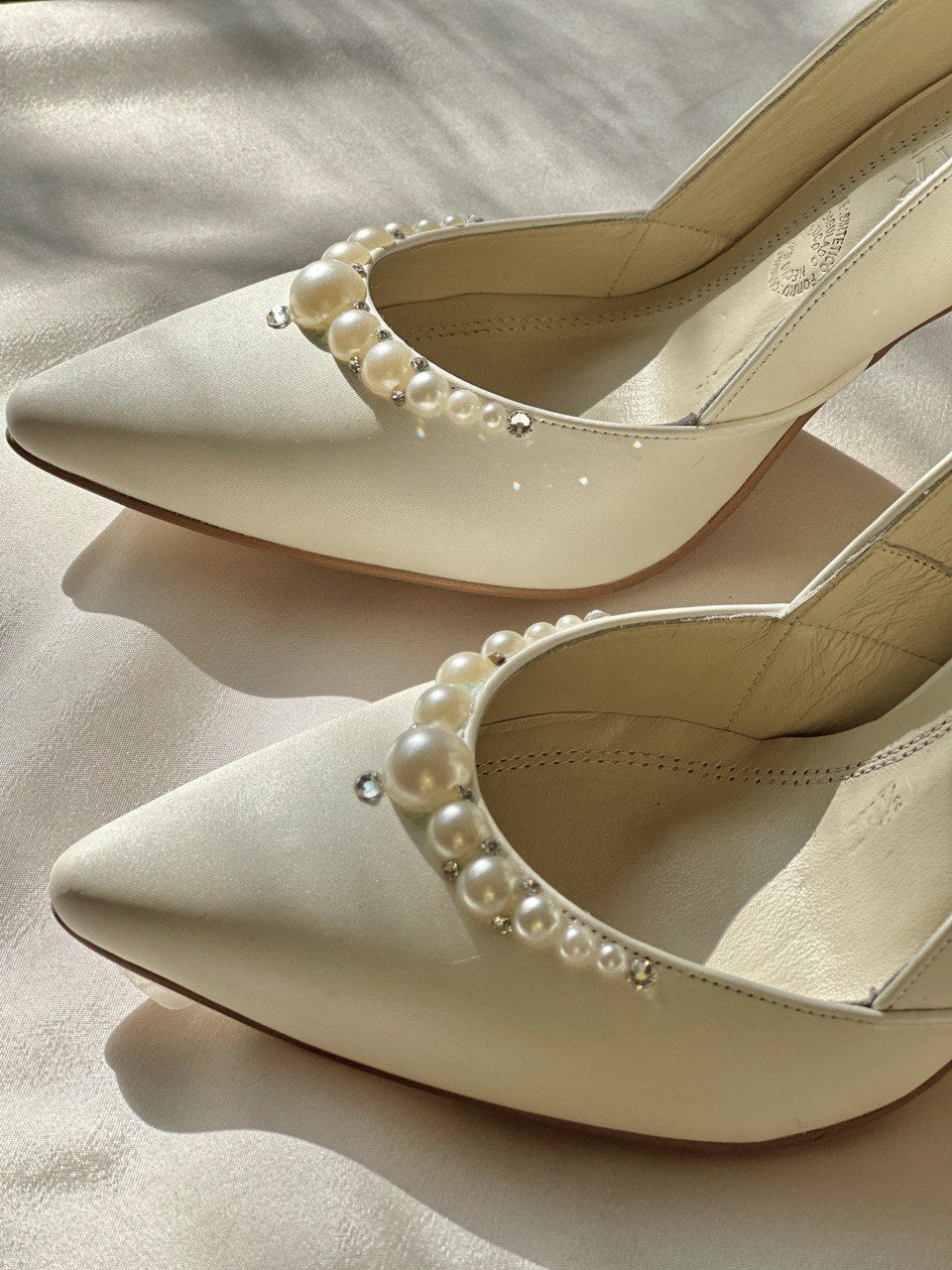 zapatillas de novia ivory en punta aguda con aplicacion de perlas 