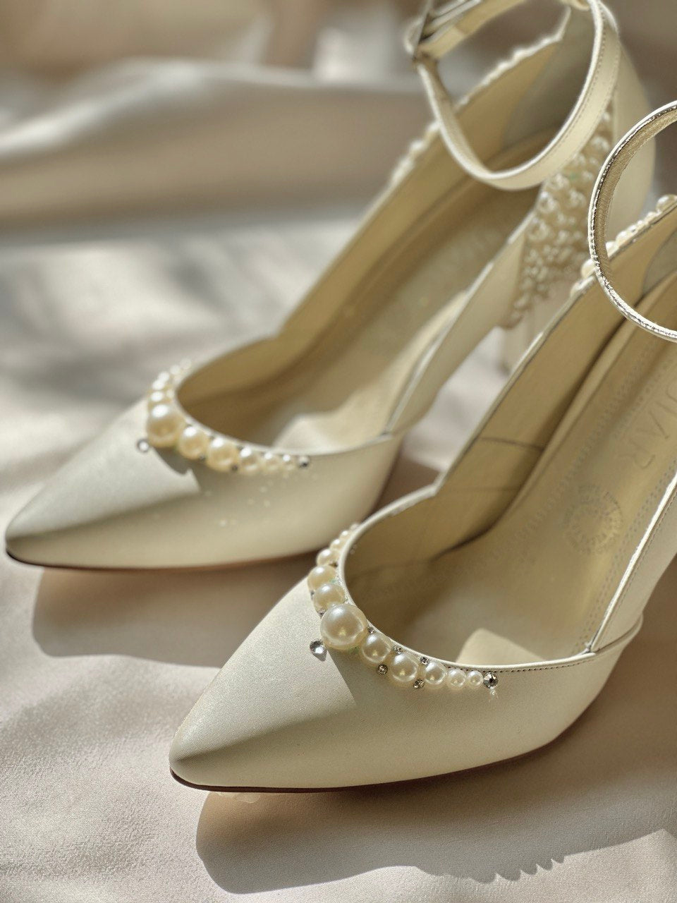 zapatillas de novia ivory en punta aguda con aplicacion de perlas 