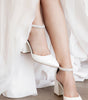 Zapatilla de Novia ivory con pulsera de cristales y tacon ancho 