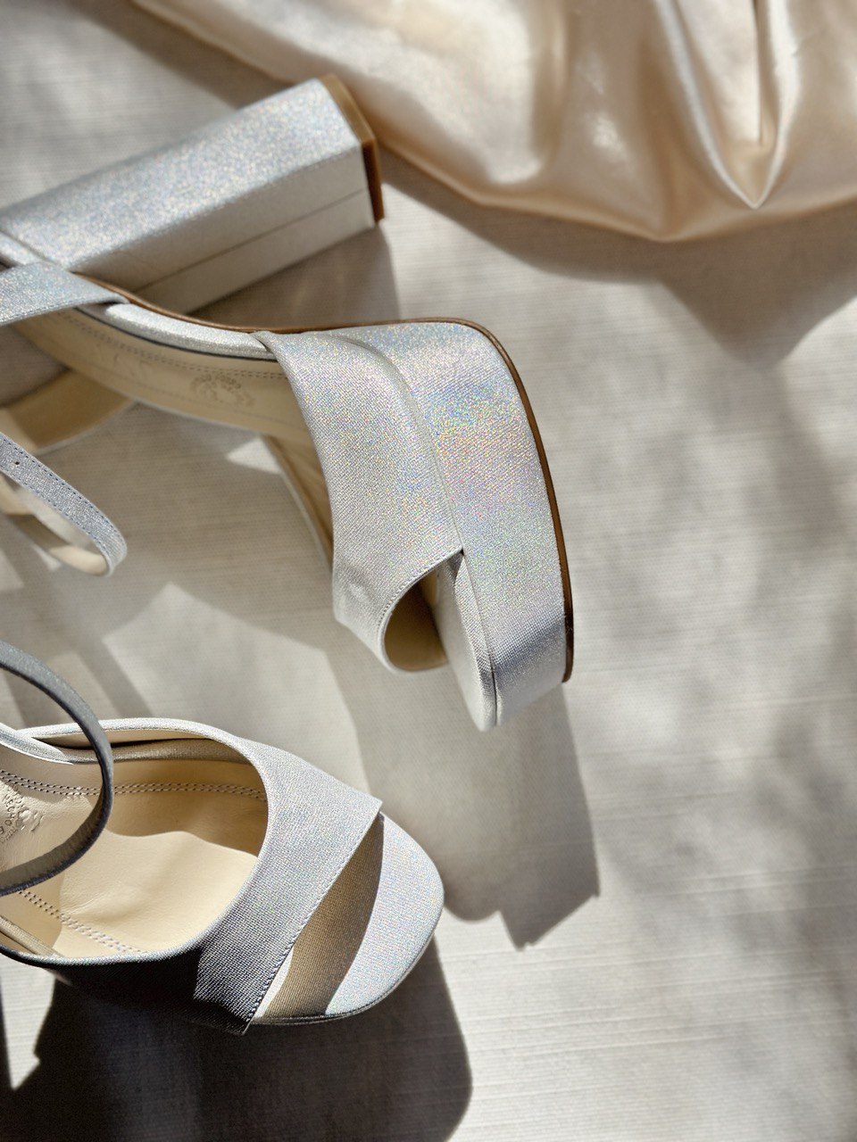 zapatillas de novia de tacon ancho destalonadas y con punta abierta 