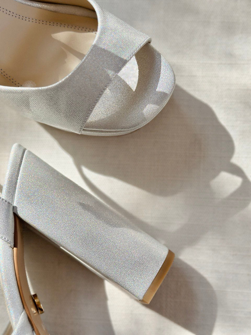 zapatillas de novia de tacon ancho destalonadas y con punta abierta 