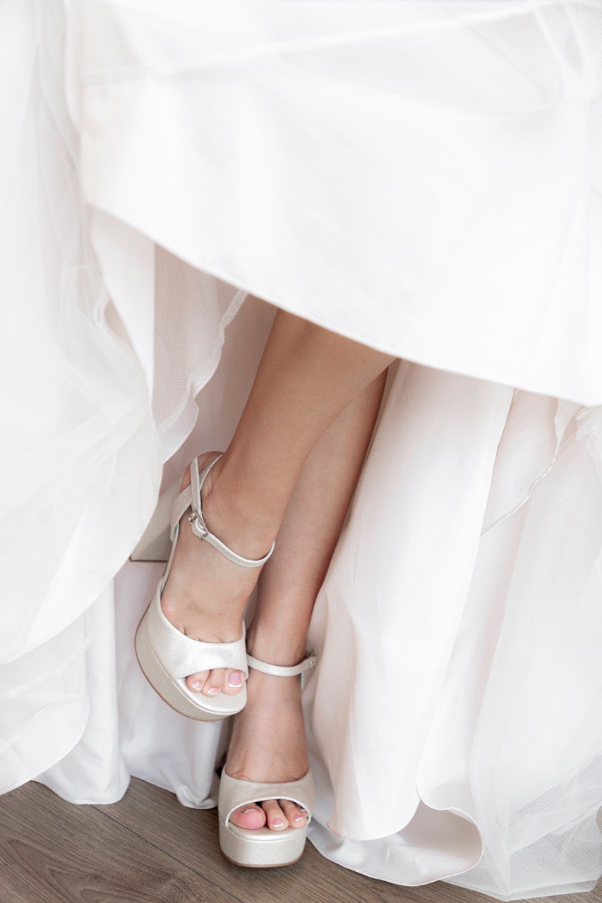 zapatillas de novia de tacon ancho destalonadas y con punta abierta 