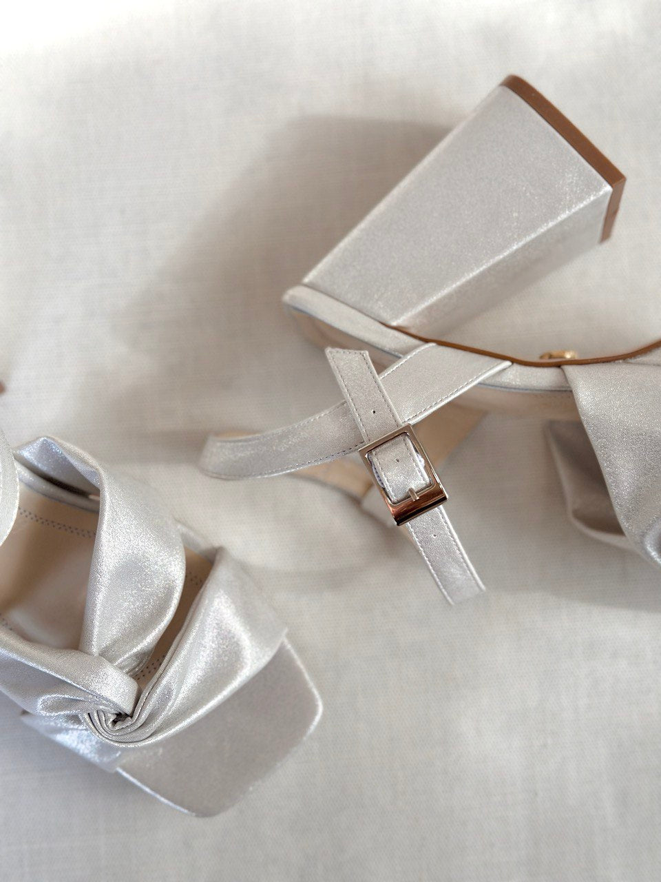 zapatillas de novia plata de tacon ancho con straps 