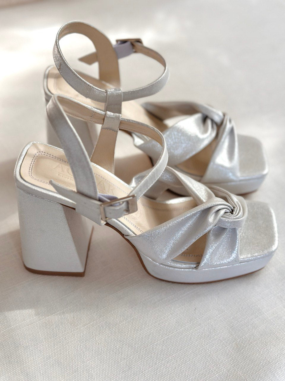 zapatillas de novia plata de tacon ancho con straps 