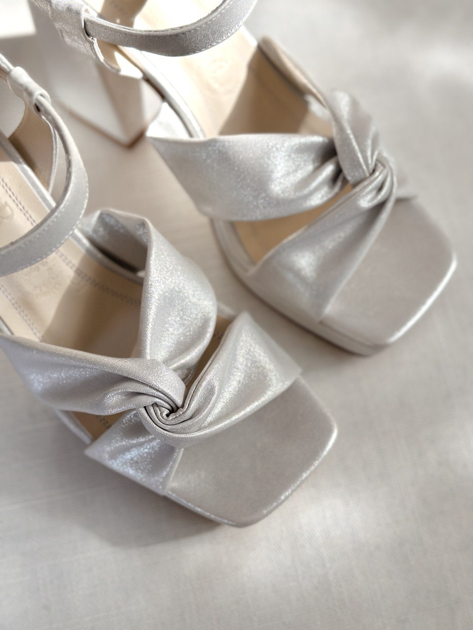 zapatillas de novia plata de tacon ancho con straps 
