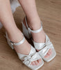 zapatillas de novia plata de tacon ancho con straps 