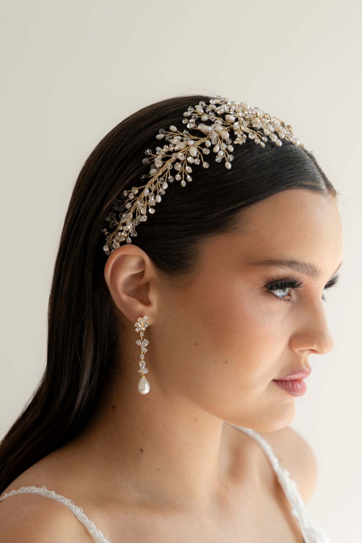 Aretes largos en chapa de oro con cristales austriacos y perla de rio 