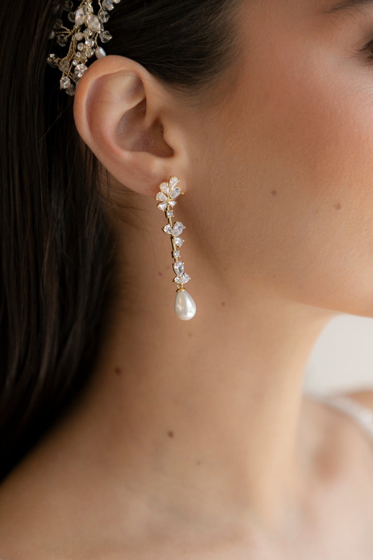 Aretes largos en chapa de oro con cristales austriacos y perla de rio 