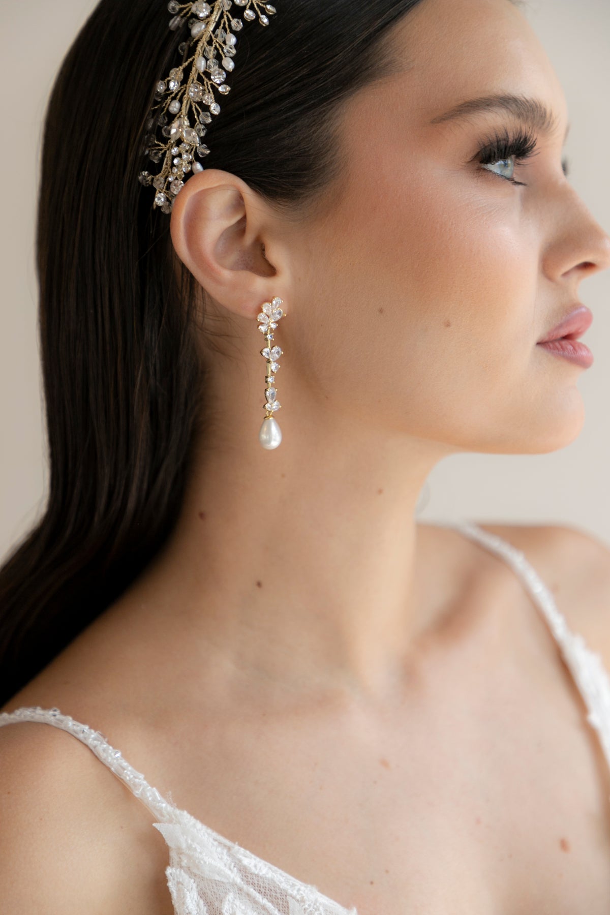 Aretes largos en chapa de oro con cristales austriacos y perla de rio 