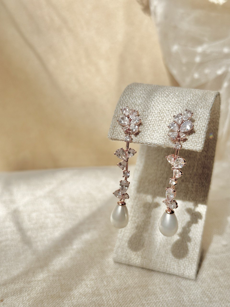 Aretes largos en chapa de oro rosa con cristales austriacos y perla de rio 