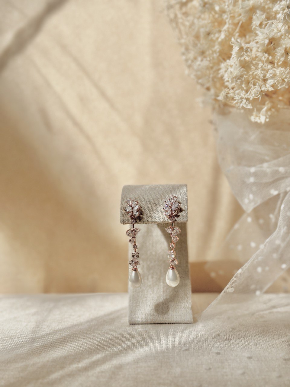 Aretes largos en chapa de oro rosa con cristales austriacos y perla de rio 