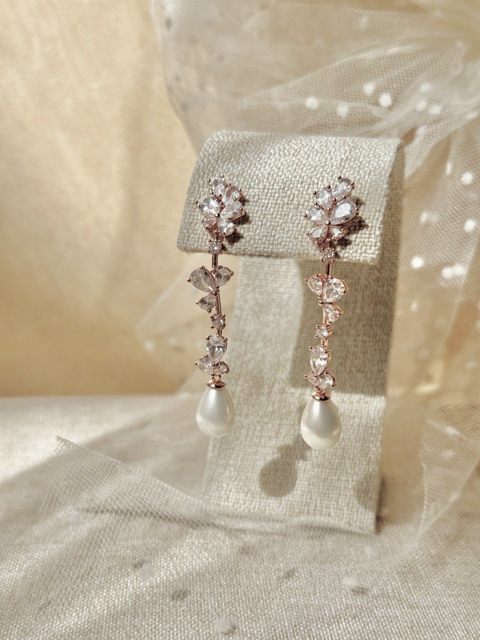 Aretes largos en chapa de oro rosa con cristales austriacos y perla de rio 