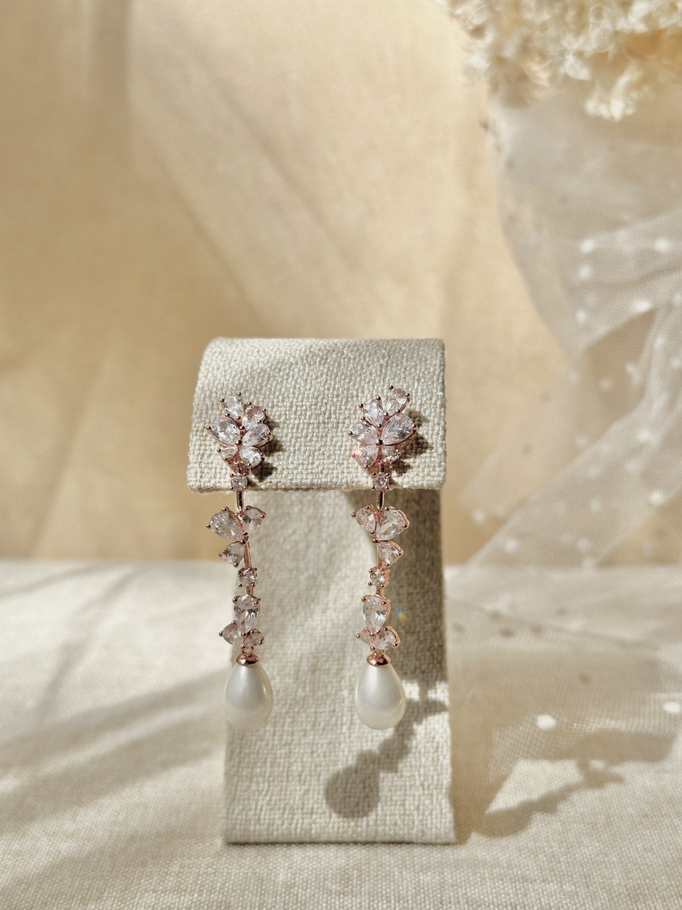 Aretes largos en chapa de oro con cristales austriacos y perla de rio 