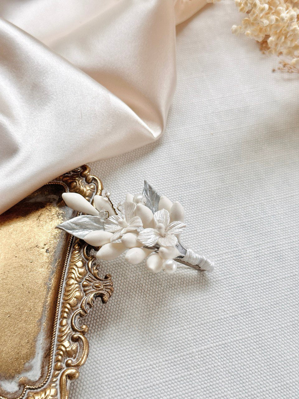 boutonniere Artemisa azahares y flor de porcelana ivory