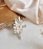 boutonniere Artemisa azahares y flor de porcelana ivory