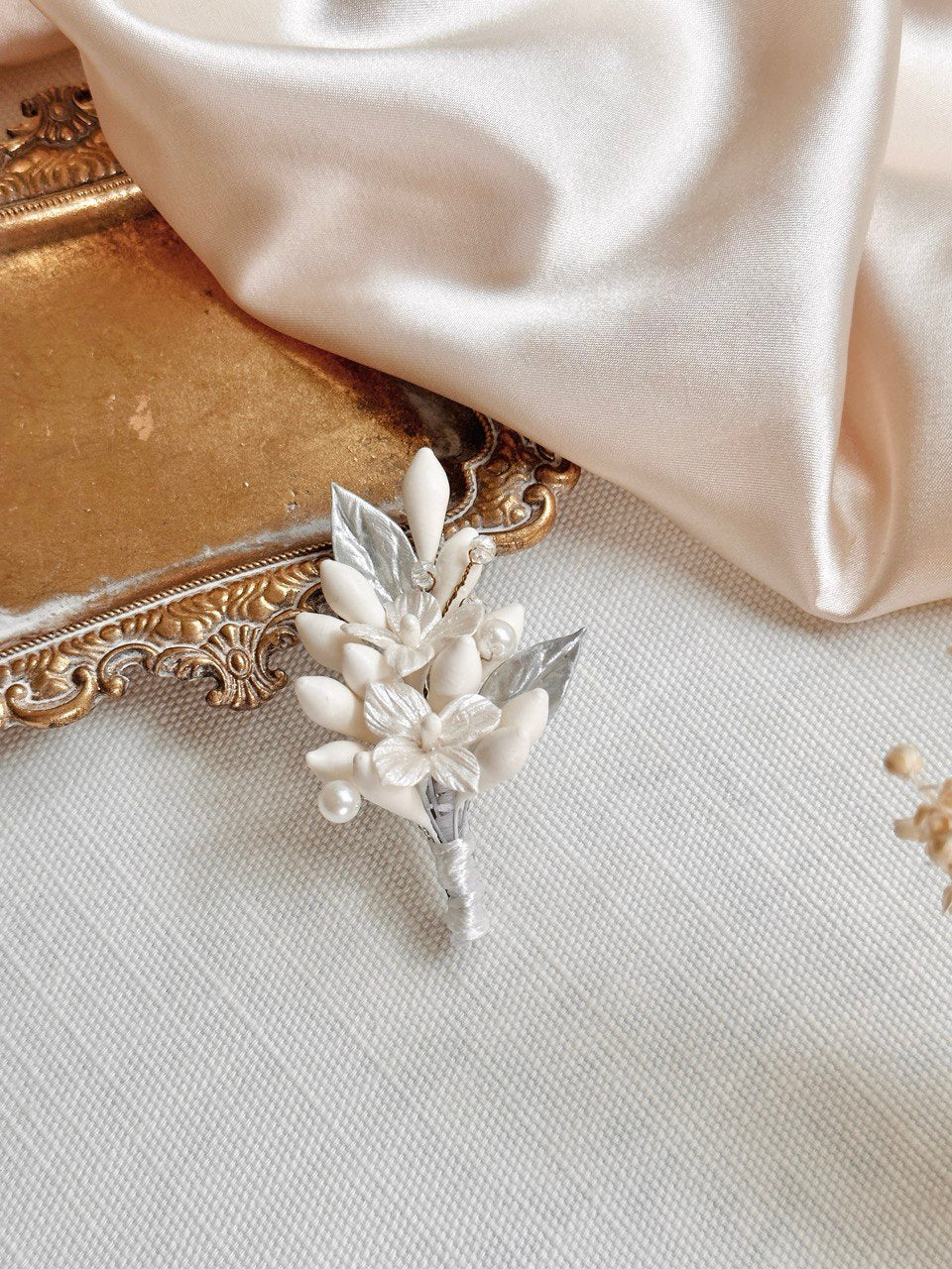 boutonniere Artemisa azahares y flor de porcelana ivory