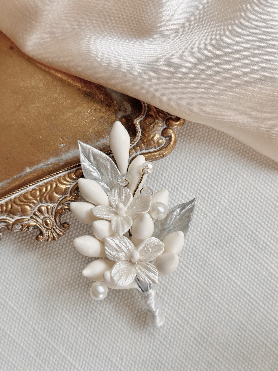 boutonniere Artemisa azahares y flor de porcelana ivory