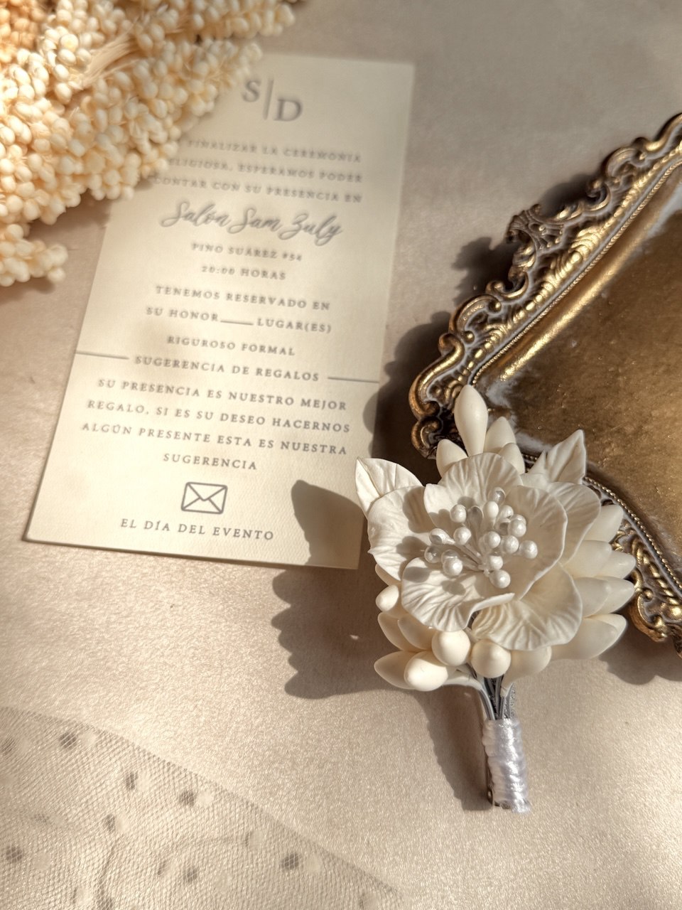 BOUTONNIERE CAROLA