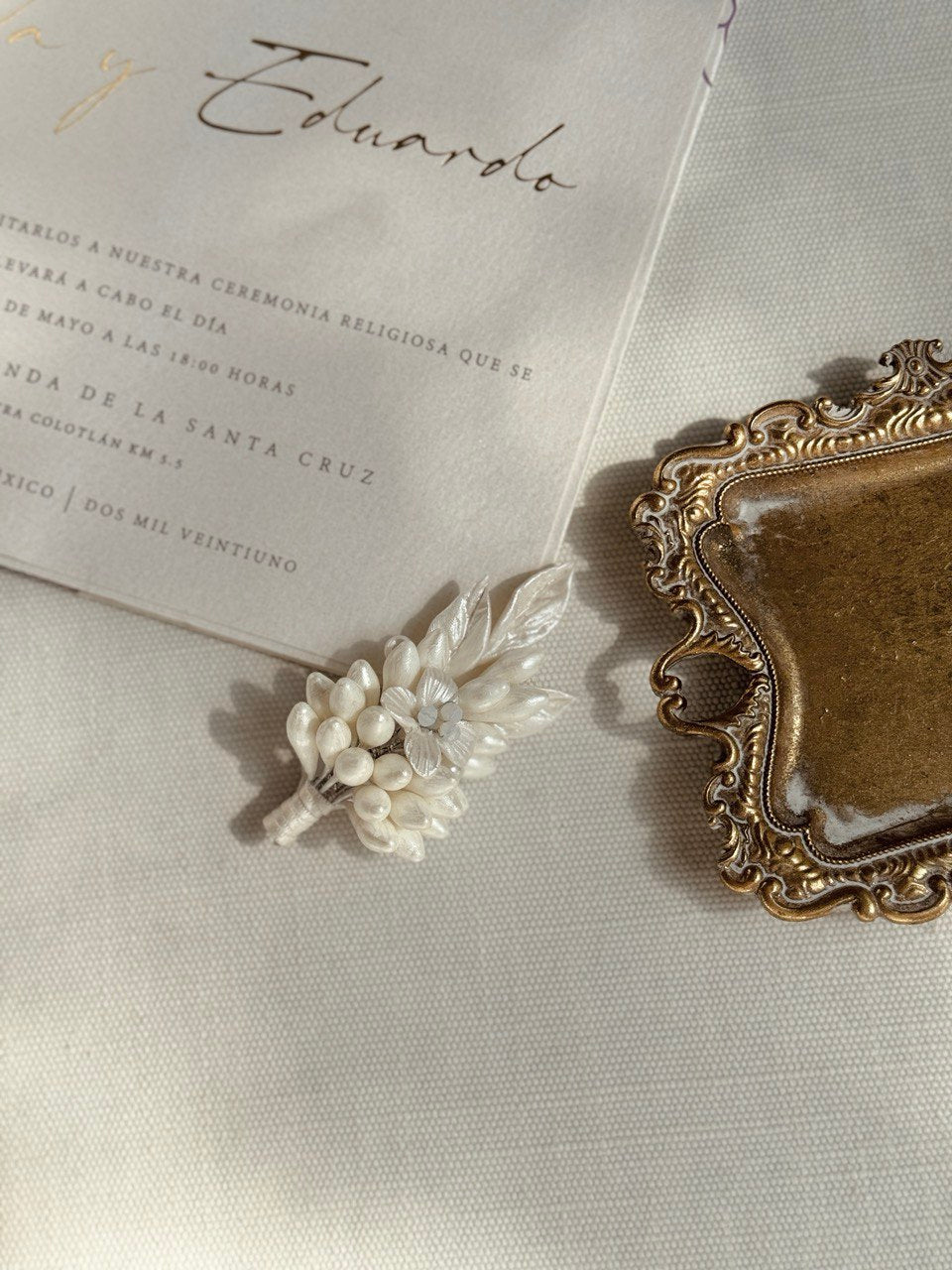 Boutonniere Cora novio azahares flor porcelana ivory