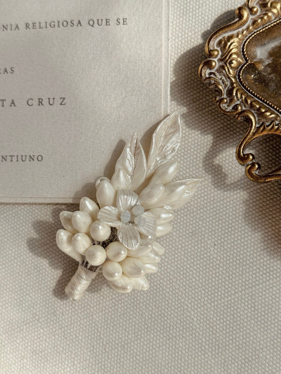 Boutonniere Cora novio azahares flor porcelana ivory