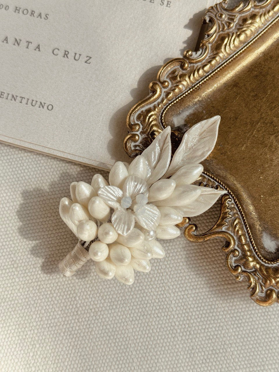 Boutonniere Cora novio azahares flor porcelana ivory