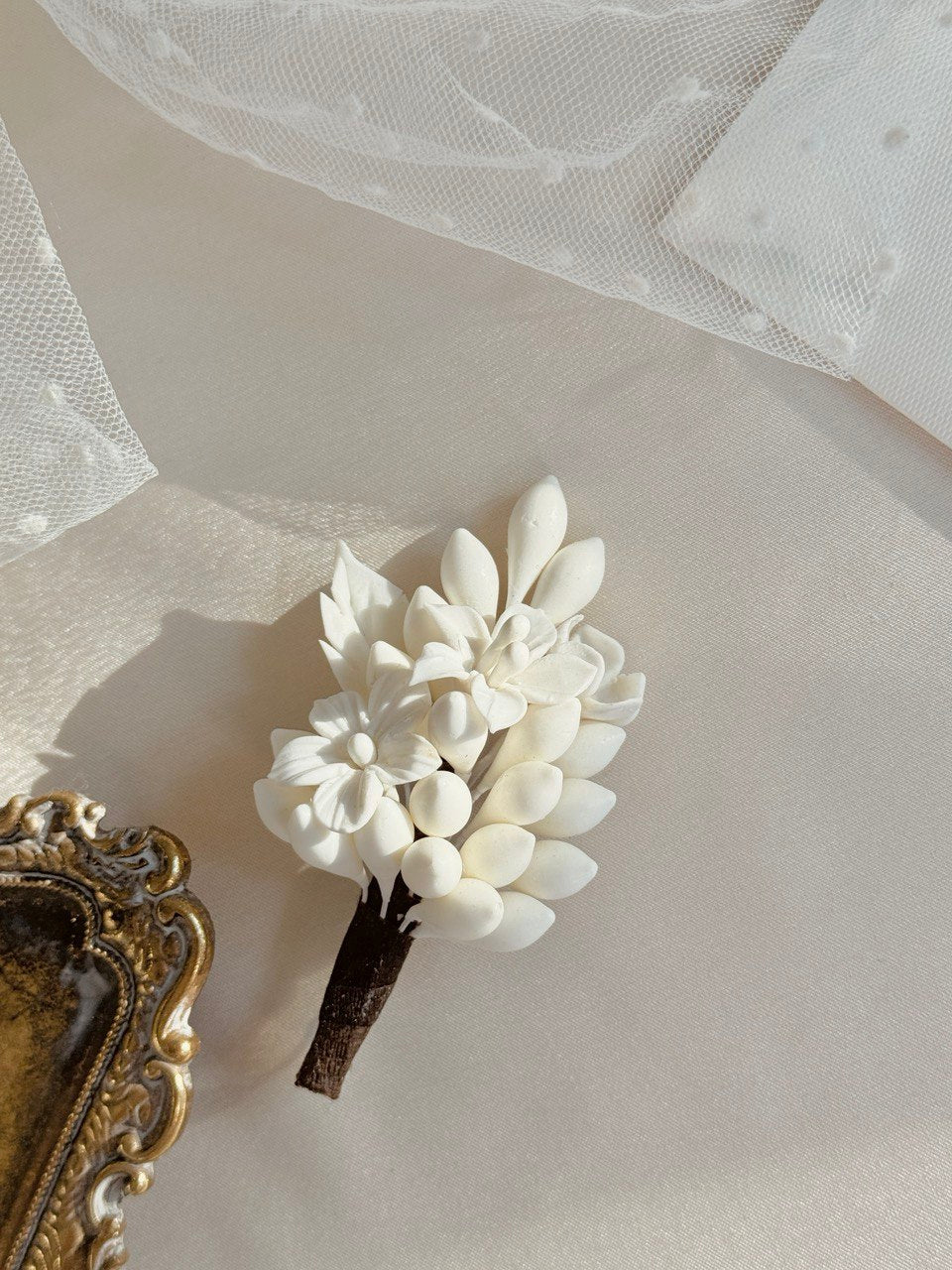 boutonniere de novio en tono ivory con azahares y flores de pasta francesa