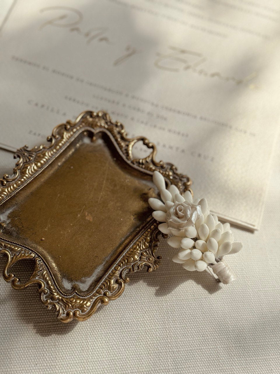 Boutonniere Romelia azahares cristal  flor porcelana ivory