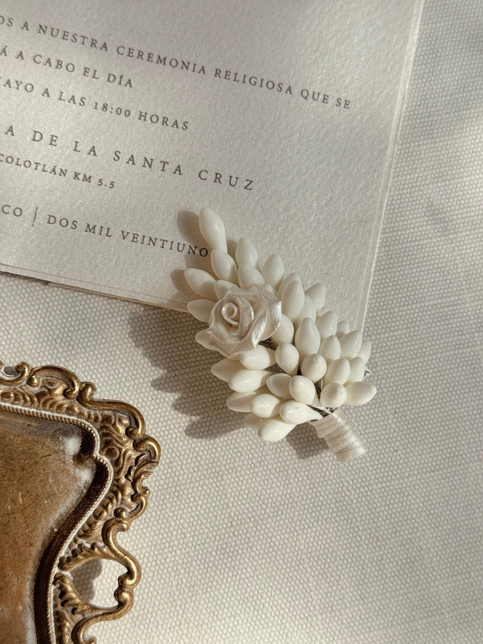 Boutonniere Romelia azahares cristal  flor porcelana ivory
